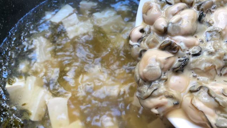 酸菜海蛎豆腐羹,倒入腌制好的海蛎，快速用筷子搅散，以免粘连，海蛎倒入以后煮3分钟。