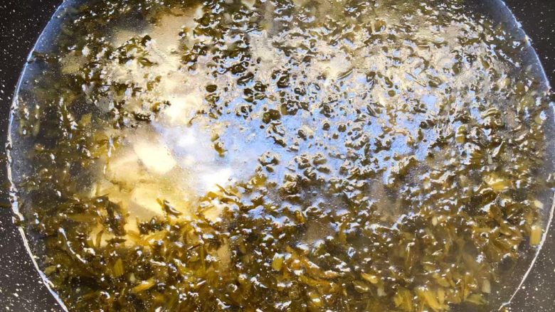 酸菜海蛎豆腐羹,倒入适量水烧开，或者倒入开水，放入适量盐和5g蚝油调匀，倒入豆腐煮3分钟，这样豆腐更入味。
