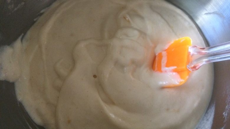 电饭煲胡萝卜蛋糕,再将蛋黄糊倒入剩下的蛋白霜盆里，翻拌均匀；