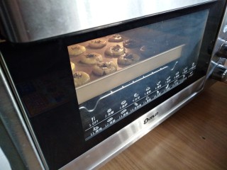 核桃酥,放入已经预热到180度的东菱K40C烤箱中下层，烘烤15至18分钟