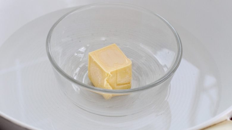 万圣节蜘蛛杯子蛋糕,将黄油放进容器中隔水融化成液态，或者用微波炉加热融化，放置一旁冷却备用