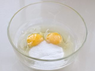 万圣节蜘蛛杯子蛋糕,鸡蛋磕入无水无油的容器中，注意是全蛋哦！然后加入细砂糖