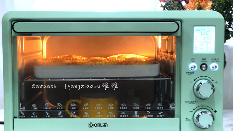叉烧面包,码在烤盘上室温发酵至1.5倍大（冬天就要放到烤箱调至发酵区发酵至1.5倍大）