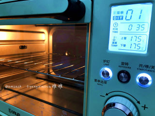 叉烧面包,烤箱预热上下火175度10分钟
