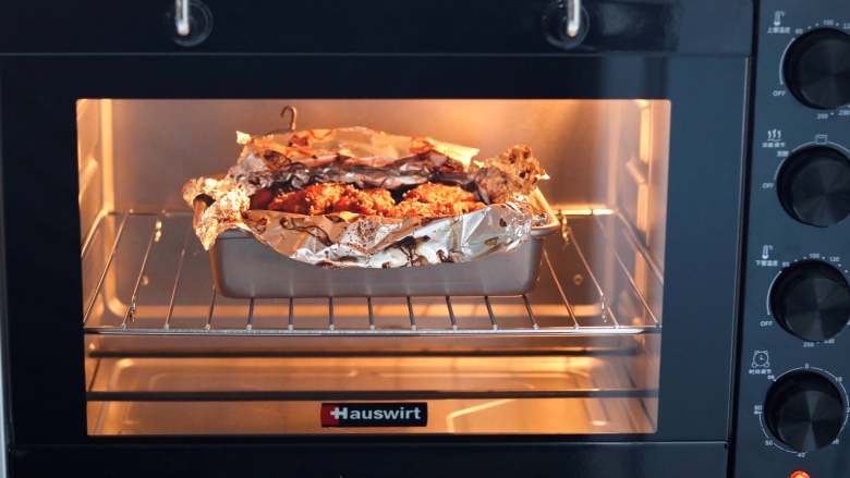 酱烤排骨,烤箱预热至210C烘烤60分钟，出炉撕开锡纸撒芝麻