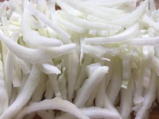 白菜炒肉丝,白菜杆切成丝。