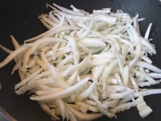 白菜炒肉丝,热锅热油放入白菜丝。