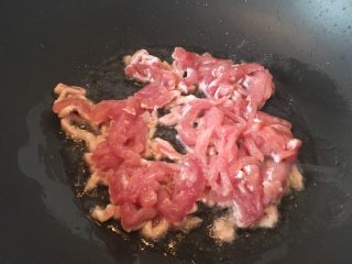 白菜炒肉丝,热锅热油放入肉丝。