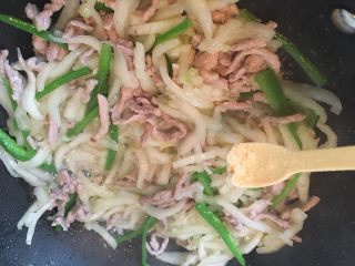 白菜炒肉丝,翻炒均匀后加少许虾粉翻炒出锅。