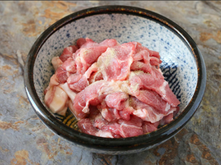 里脊肉,先把裕滨纯粮年猪带膘后腿肉切成薄片，放入黄酒、白胡椒粉、白糖、盐；