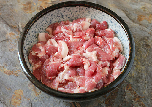 里脊肉,拌匀腌制上十几分钟；
