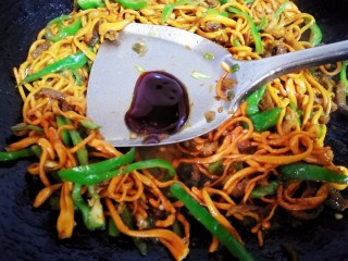 肉炒虫草菇辣椒,最后放入适量蚝油，增加鲜味儿。