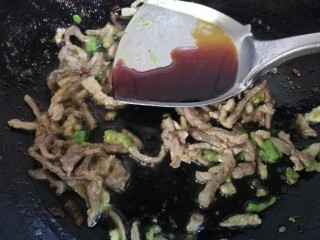 肉炒虫草菇辣椒,肉丝炒至八分熟，放入适量的酱油。继续翻炒一会儿让肉上色。
