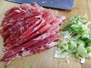 肉炒虫草菇辣椒,猪瘦肉切丝，葱切片。