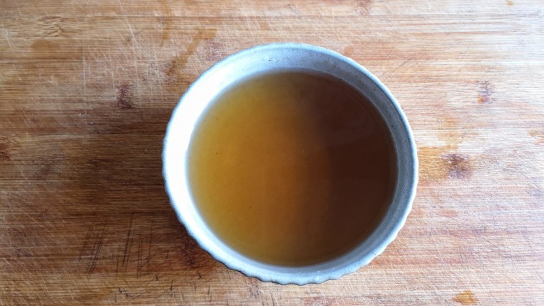 白菜豆腐煲,泡发菌菇的水澄清一碗留出备用。