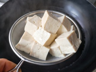 白菜豆腐煲,将焯水后的豆腐沥水捞出。