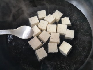 白菜豆腐煲,将切块后的豆腐焯水1-2分钟，去除豆腥味;在水中加点盐，可让豆腐更能入味。