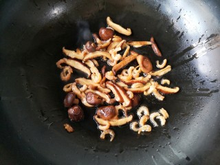白菜豆腐煲,热锅少油，下入香菇，肉头菇和海米炒出香味儿。