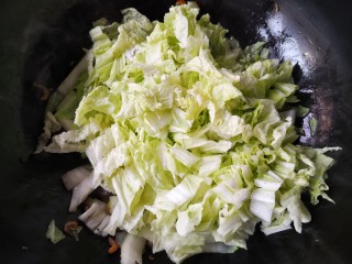 白菜豆腐煲,再加入菜叶。