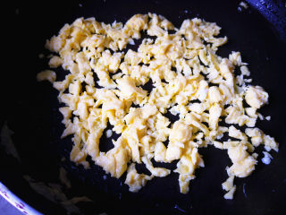 韭菜鸡蛋盒子,鸡蛋打散，搅拌均匀，锅里放油，把鸡蛋炒成碎块，盛出放凉备用，