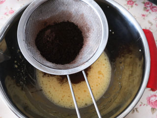 提拉米苏（蛋糕版）,筛入可可粉，这里用的是黑色可可粉，所以颜色深，