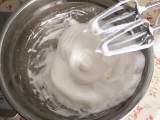 提拉米苏（蛋糕版）,蛋白分三次中入细砂糖，打发至硬性发泡，