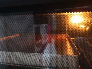 提拉米苏（蛋糕版）,烤箱预热，175度，上下火，中层烤20分钟，具体时间与温度要根据自己的烤箱来调整，