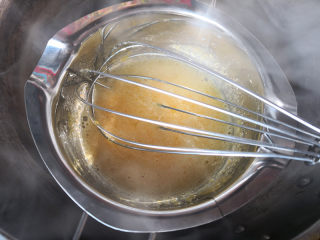 提拉米苏（蛋糕版）,3个蛋黄加入糖，锅里水烧开，隔水搅拌蛋黄糊至发白，出现纹路，