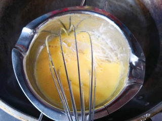 提拉米苏（蛋糕版）,加入泡软的吉利丁片，继续搅拌，	