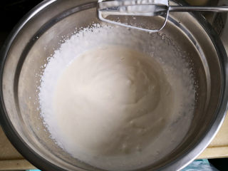 提拉米苏（蛋糕版）,淡奶油打发至出现纹路且可以流动就可以了，

