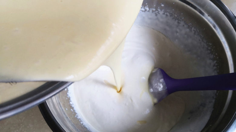 提拉米苏（蛋糕版）,再把拌好的马斯卡彭糊倒入淡奶油里，搅拌均匀，	
