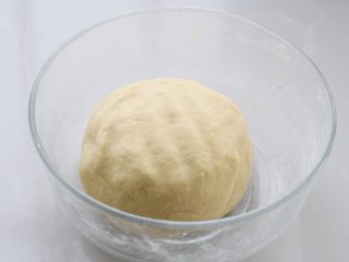 猪肉萝卜丝玉米面蒸饺,再将玉米面和普通面粉混合拌匀，分少量多次的加入温水，揉成软硬适中的面团，覆盖保鲜膜饧面半个小时
