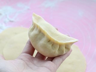 猪肉萝卜丝玉米面蒸饺,再分别从两边捏出褶皱状，这样一个饺子就包好了，也可以按照自己的习惯包法来包