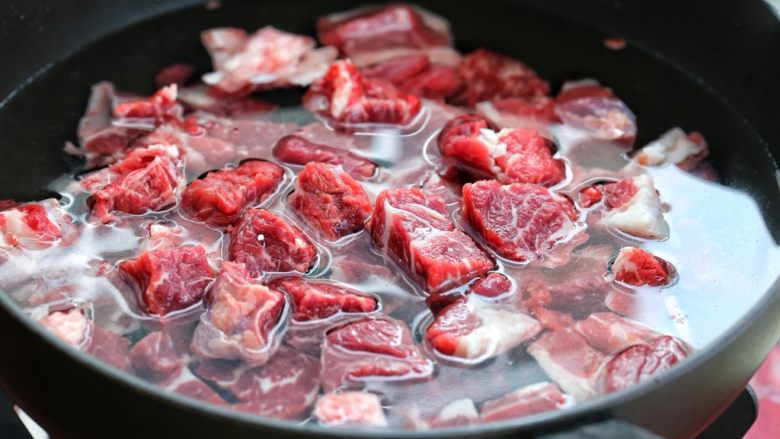 西红柿土豆炖牛肉,把牛肉冷水下锅，大火煮开后用勺子撇去表面的浮沫。