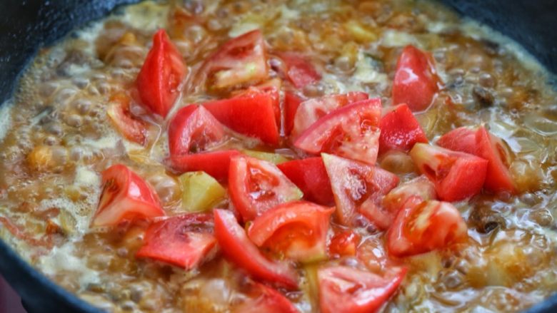 西红柿土豆炖牛肉,待牛肉和土豆块差不多熟了，放入剩下的另一半番茄炖五至八分钟。