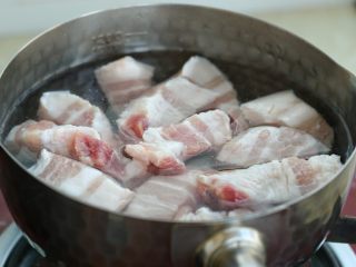 红烧肉炖萝卜,将五花肉冷水下锅，大火烧开后再煮两分钟，用勺子撇掉表面的浮沫