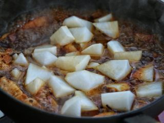 红烧肉炖萝卜,再放入萝卜翻炒均匀，继续用中小火炖煮约二十分钟至萝卜软烂