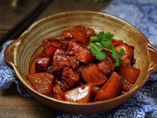 红烧肉炖萝卜,一道美味诱人、营养丰富的红烧肉炖萝卜就完成了，冬季的餐桌怎么能少了它呢？赶快试试吧！