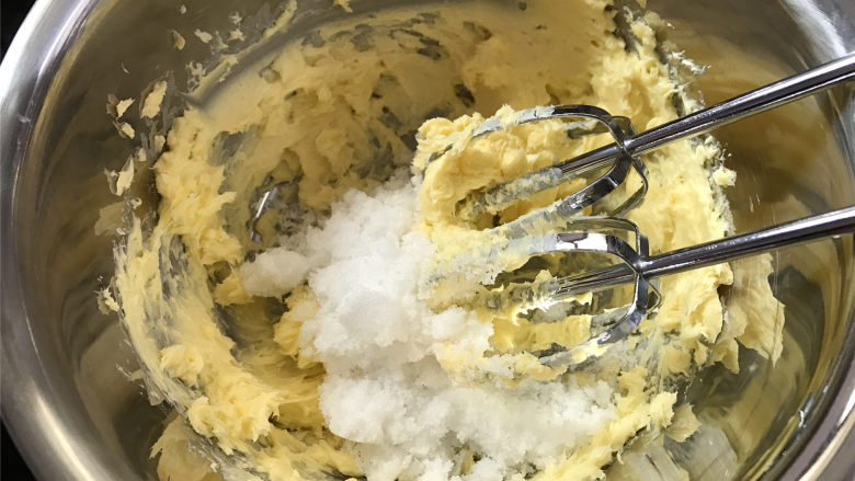 咖啡果酱小饼,把室温软化好的黄油用电动打蛋器低速把黄油打散后加入糖粉。