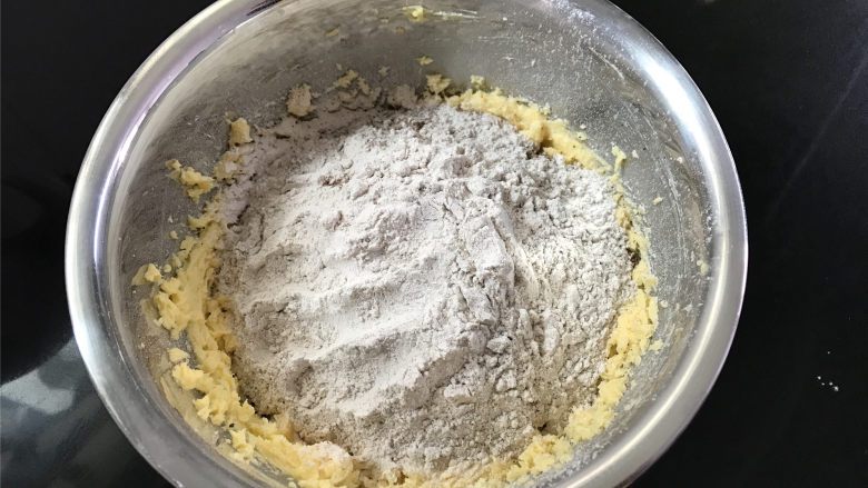 咖啡果酱小饼,黄油打发好后，筛入低粉和咖啡粉。