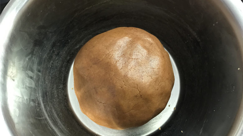 咖啡果酱小饼,用刮刀翻拌均匀至无干粉状态，后用手捏成团，包保鲜膜放冰箱冷藏20分钟。