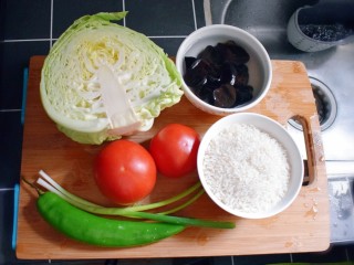 番茄炒包菜盖浇饭,准备食材，黑木耳提前用清水泡发。