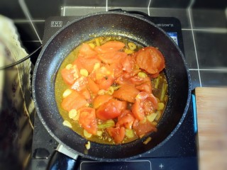 番茄炒包菜盖浇饭,将西红柿倒入锅中翻炒。