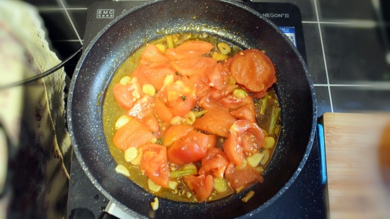 番茄炒包菜盖浇饭,将西红柿倒入锅中翻炒。