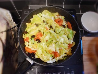番茄炒包菜盖浇饭,再加入包菜，继续翻炒。
