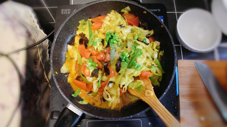 番茄炒包菜盖浇饭,包菜和青椒炒熟后，加适量的盐，撒上少许葱花，即可。
