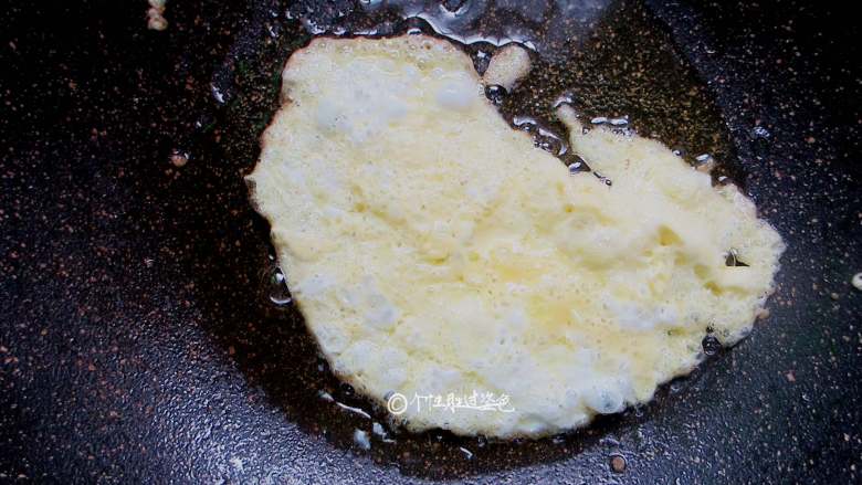 家庭版的法风烧饼,在烤饼期间我们来煎鸡蛋，把剩余的蛋液放入锅里，加入少许盐、黑胡椒煎至凝固成蛋饼即可