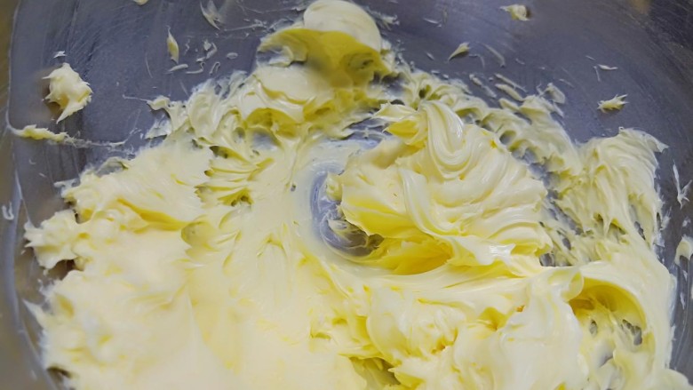 午后甜品～可可曲奇,黄油软化后用电动打蛋器搅打成颜色变浅。