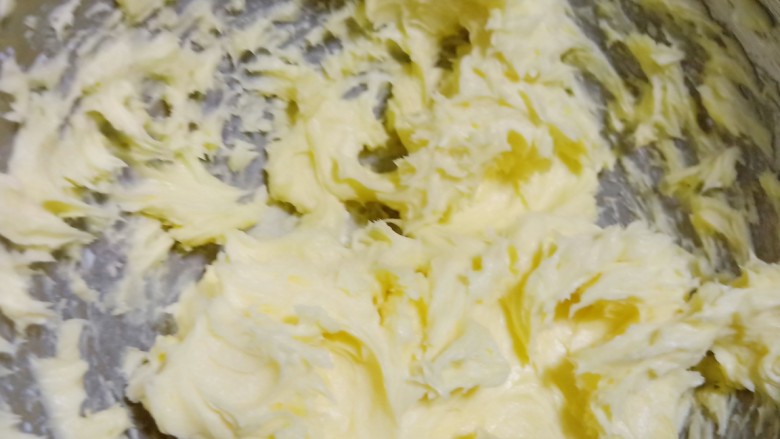 午后甜品～可可曲奇,用打蛋器搅打均匀，使黄油和牛奶完全融合。