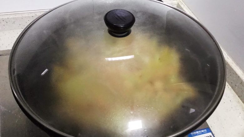 老干妈菜花仙贝丁,盖上锅盖，转小火焖煮1.2分钟